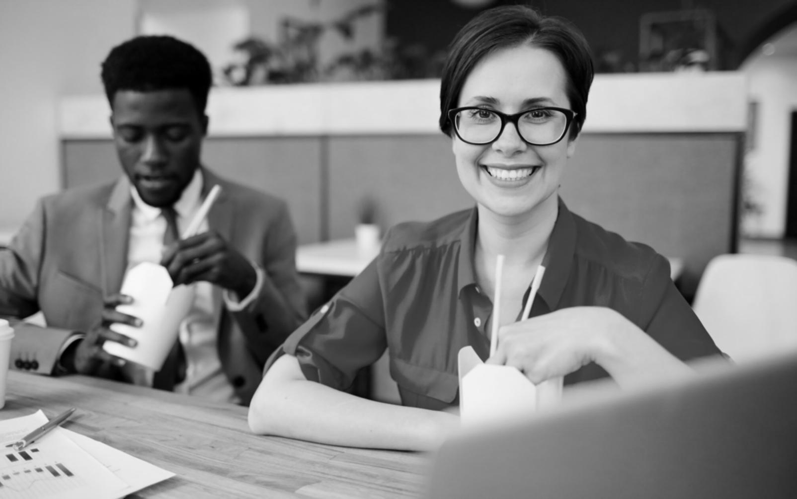 Équipe travaillant sur des solutions de budget hebdomadaire