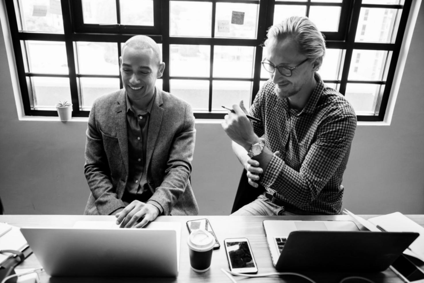 Groupe d'apprenants collaborant sur leurs projets budgétaires
