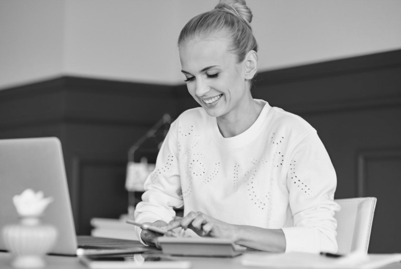 Espace de travail avec documents financiers et calculatrice pour la gestion budgétaire