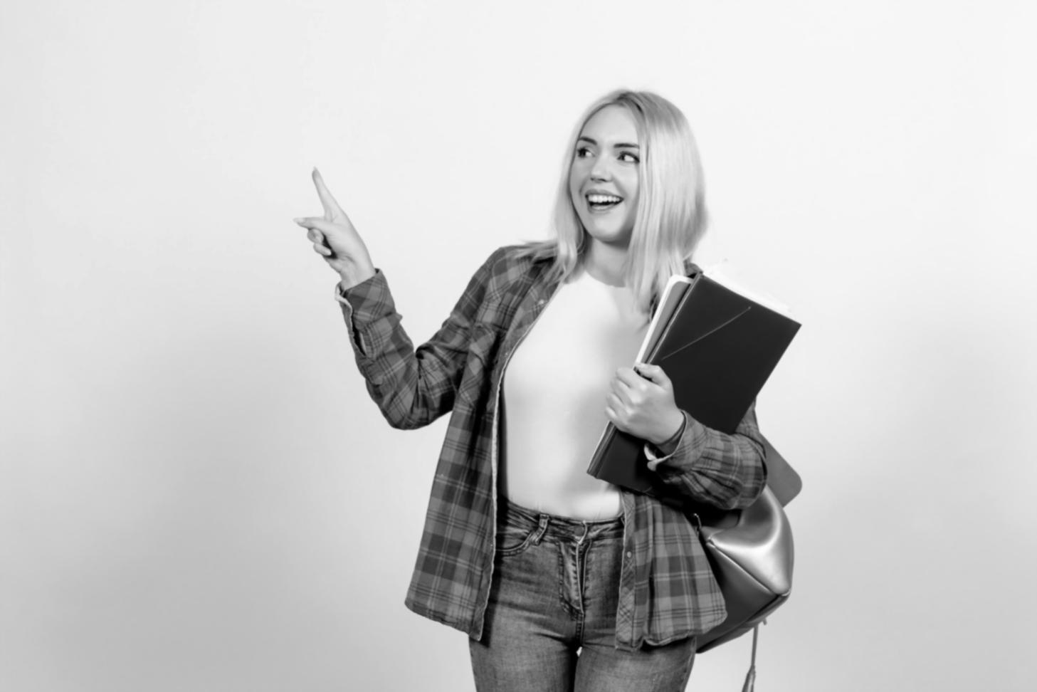 Personne organisant ses finances personnelles avec méthode