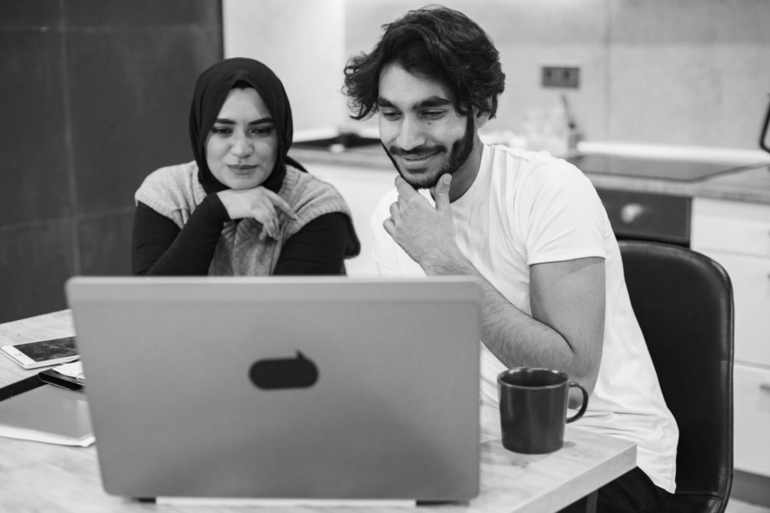 Conseillère financière analysant des données budgétaires